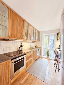 una cucina con armadietti in legno ed elettrodomestici in acciaio inossidabile di Wesenbergsmauet a Bergen