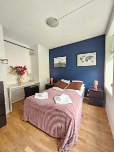 una camera con letto e parete blu di Wesenbergsmauet a Bergen