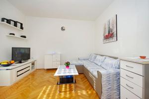 ein Wohnzimmer mit Sofa und Tisch in der Unterkunft Apartment Danica in Makarska