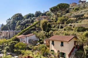 un villaggio su una collina con delle case sopra di Grecale a La Spezia