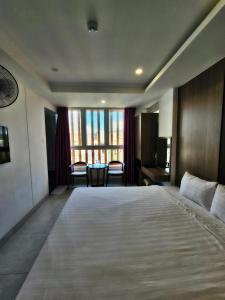una habitación de hotel con una cama grande y una mesa en Country House en Quy Nhon
