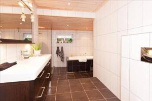 Koupelna v ubytování Flott Villa med sjøutsikt Badstue og badestamp