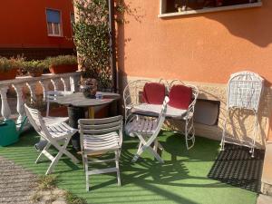 un patio con 2 sillas, una mesa y una mesa con sillas en B&B Anna Fiera, en Verona