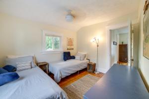 Ένα ή περισσότερα κρεβάτια σε δωμάτιο στο Family-Friendly Jackson Home with Sunroom Near Golf