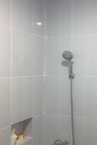 y baño con ducha con cabezal de ducha. en OYO 93169 Bnb Homestay en Parepare