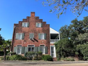 un grande edificio in mattoni con finestre bianche di Schmit Hotel a Opelousas