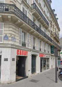 a large building with a gareway sign on the side of it at Luxury style appartement, Arc de Triomphe - Champs Elysées in Paris