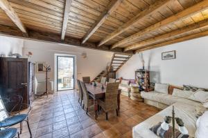 een woonkamer met een tafel en een bank bij Antica dimora nel capo di Leuca in Alessano
