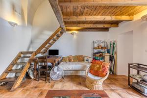 een woonkamer met een bank en een tafel bij Antica dimora nel capo di Leuca in Alessano