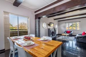 cocina y sala de estar con mesa de madera y sillas en Self-Catering at Cozy Comfort en Durban