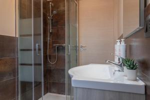 W łazience znajduje się umywalka i prysznic. w obiekcie Casa Thermignon by Wonderful Italy w Turynie