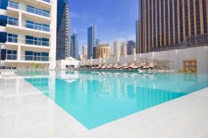Bazén v ubytování Amazing stay in Marina with Balcony & View nebo v jeho okolí