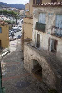 an old building on the side of a street at Chez Fred & Aldo Banyuls sur Mer in Banyuls-sur-Mer