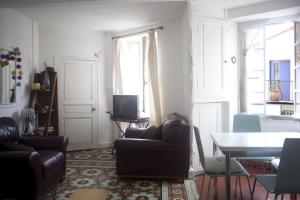 ein Wohnzimmer mit einem Sofa und einem Tisch in der Unterkunft Chez Fred & Aldo Banyuls sur Mer in Banyuls-sur-Mer