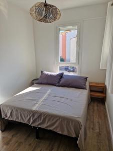 sypialnia z dużym łóżkiem i oknem w obiekcie T2 Cap d'agde centre port w Cap d'Agde