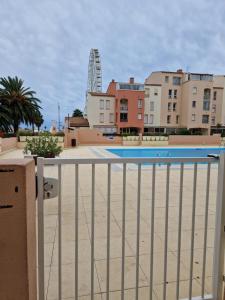 vista para uma piscina a partir da varanda de um apartamento em T2 Cap d'agde centre port em Cap d'Agde