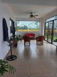 Casa del Sol في باريتا: غرفة معيشة مع أريكة ومروحة سقف