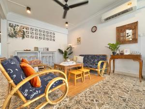 哥打京那巴鲁NewWALAI N3 Landed house near IMAGO KK with CarGarage的客厅里有一张沙发和一张桌子。