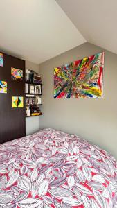 ein Schlafzimmer mit einem Bett und einem Wandgemälde in der Unterkunft Charmante maison Proche centre-ville in Rambouillet