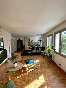 sala de estar amplia con mesa y sillas en Superbe appartement au porte de Paris et du salon des expositions, en Vanves