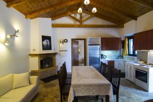 Kuchyňa alebo kuchynka v ubytovaní Su La Strata Villa by CorfuEscapes
