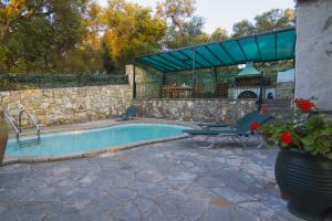 Bazén v ubytovaní Su La Strata Villa by CorfuEscapes alebo v jeho blízkosti