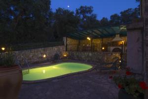 Bazén v ubytovaní Su La Strata Villa by CorfuEscapes alebo v jeho blízkosti