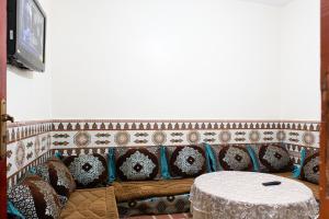 uma sala de estar com um sofá e uma mesa em aDAM em Dakhla