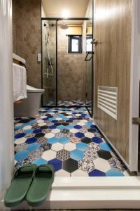 鹿谷的住宿－晨煦行旅，浴室铺有蓝色和白色的瓷砖地板。