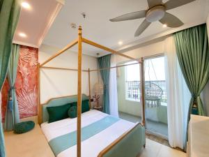 フエにあるHue Crown Boutique best hotelの天蓋付きベッドとバルコニー付きのベッドルーム