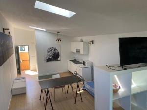 cocina y sala de estar con escritorio en una habitación en LOFT CAL XURIGUER, en Font-Rubí