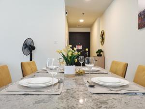 Fotografie z fotogalerie ubytování 1 BR renovated apartment in Marina Diamond 3 close to tram and metro v Dubaji