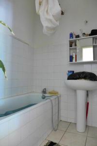 W łazience znajduje się wanna i umywalka. w obiekcie Bureau Lesparre-médoc, Les Pins w mieście Lesparre-Médoc