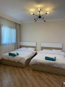 1 Schlafzimmer mit 2 Betten und einem Deckenventilator in der Unterkunft شقه بغرفه نوم في الغردقه in Hurghada
