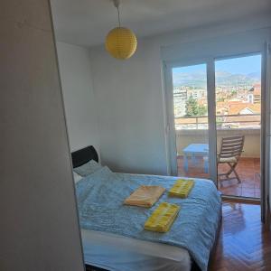 En eller flere senger på et rom på Sunshine Apartment Podgorica