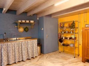 a kitchen with yellow walls and a counter top at Logeren op de Thoolse Parel vakantiehuis in Stavenisse