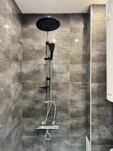 Ένα μπάνιο στο Central Studio Apartment - Varna City