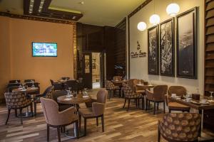 un restaurant avec des tables et des chaises dans une salle dans l'établissement Hotel Seever, à Erbil