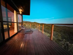 a deck of a house with a view of the ocean at Famiglia da Serra in Delfinópolis