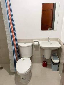 uma casa de banho com um WC e um lavatório em The Pink House em Davao