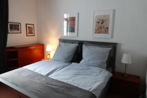- une chambre avec un lit doté de draps et d'oreillers blancs dans l'établissement kaulbach5, à Bad Arolsen