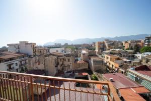 een balkon met uitzicht op de stad bij CAMA Casa Vacanze in Palermo