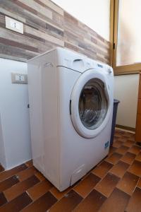een witte wasmachine in een kamer bij CAMA Casa Vacanze in Palermo