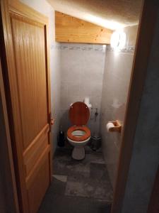 a bathroom with a toilet with a wooden seat at Chalet Le Grand Méan in Bonneval-sur-Arc
