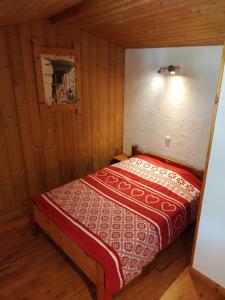 una piccola camera con un letto in una cabina di Chalet Le Grand Méan a Bonneval-sur-Arc