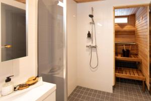 a bathroom with a shower and a sink at Levillenet Skistar Superior apartments in Levi