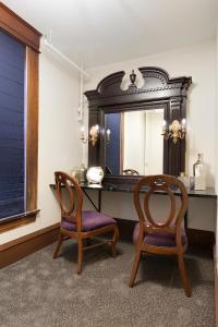 uma secretária com 2 cadeiras e um espelho em Celeste of St Paul em Saint Paul
