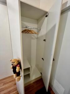 un armario con un oso de peluche colgando de la pared en JFam Suites - Studio and 1Bedroom Units!, en Biñan
