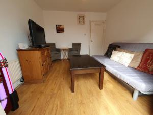 Area tempat duduk di 63B Willesden Lane Two Bed Apartment