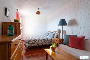 sala de estar con cama y sofá en Living Artenara - EARTH Adults Only, en Artenara